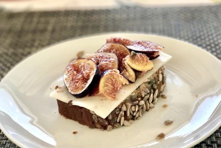 Courgette bread with figs